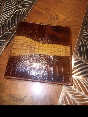 Like new Vtg mens genuine alligator wallet